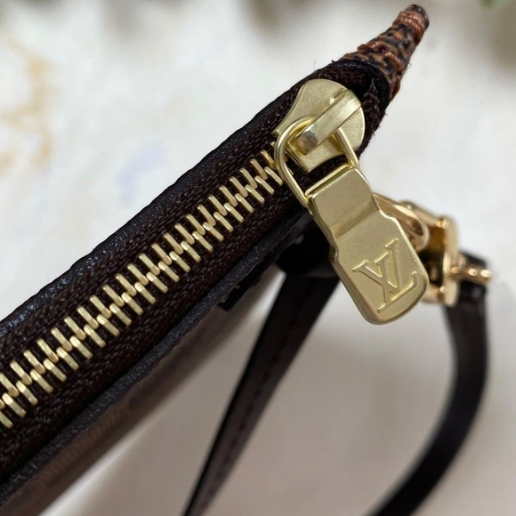 Louis Vuitton Damier Pouch - Picture 3 of 7